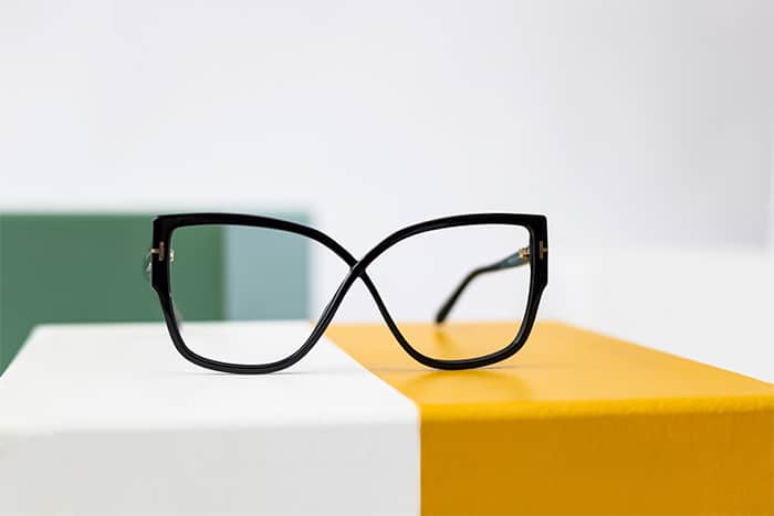 photo montrant une paire de lunette noir de la marque Tom Ford