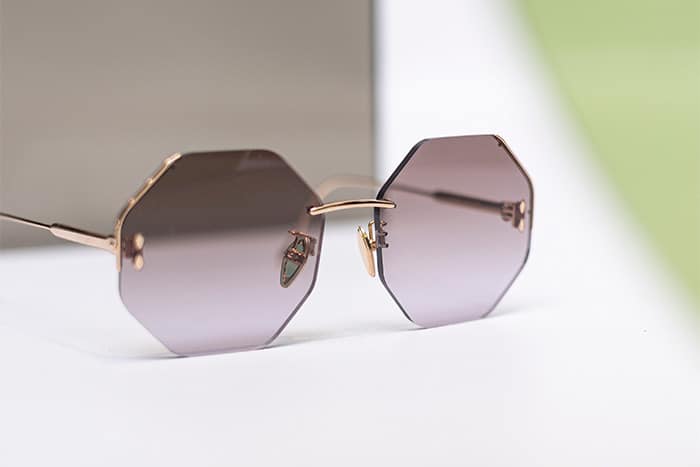 photo d'une paire de lunette de soleil minimaliste aux verres violet